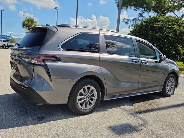 2023 Toyota Sienna XLE 8 Passenger